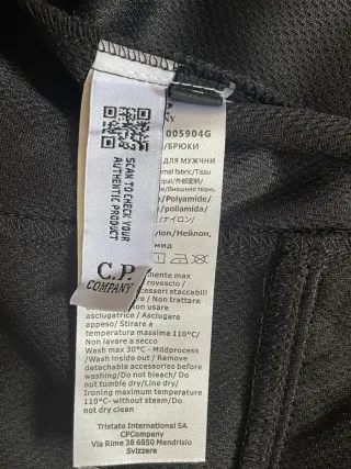 Chaqueta CP Company con capucha y gafas