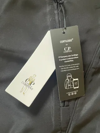 Chaqueta CP Company con capucha y gafas