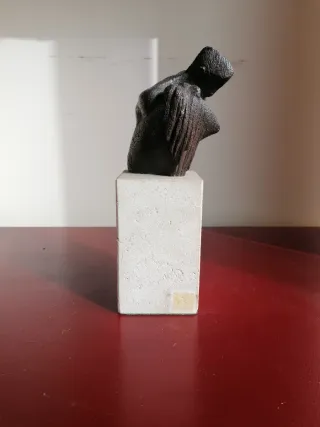 Busto de bronce y piedra