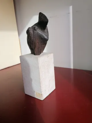 Busto de bronce y piedra