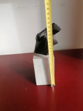 Busto de bronce y piedra