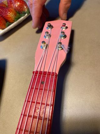 Guitarra rosa infantil con mariposas