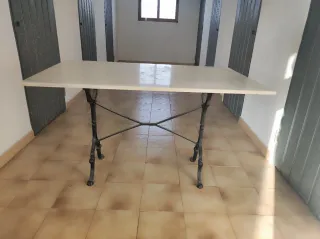 Mesa de mármol con patas de hierro y sillas