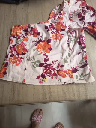 Top asimétrico floral