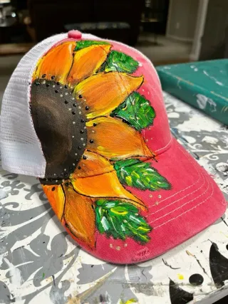 Gorra pintada a mano con girasoles