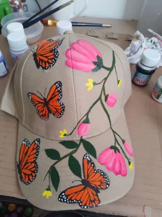 Gorra pintada a mano con girasoles