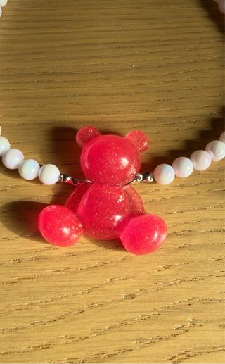 Collar osita rosa con perlas blancas