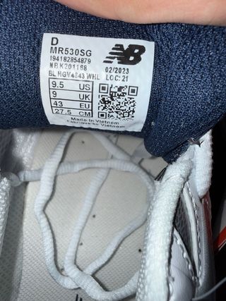 Zapatillas New Balance Blancas y Plateadas