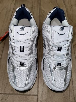 Zapatillas New Balance Blancas y Plateadas