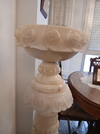 Pie de alabastro tallado
