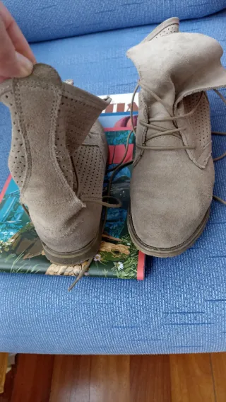 Botín ante rejilla beige