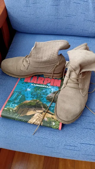 Botín ante rejilla beige