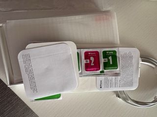 Caja iPhone 12 + 2 protectores pantalla