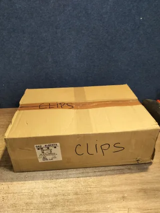 Lote de 20 cajas 250 Clips para Lambris + Clavos