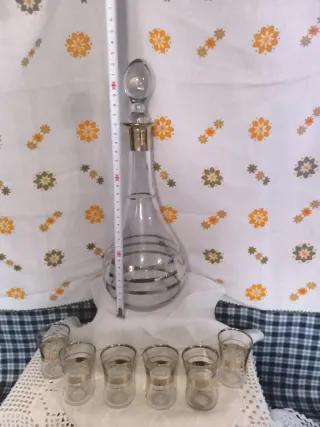 Set elegante di liquore con bicchieri