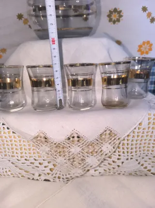 Set elegante di liquore con bicchieri