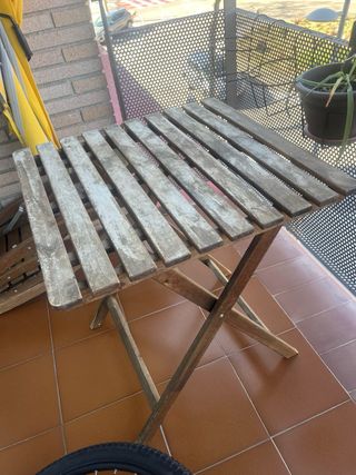 Mesa y 2 sillas de madera plegables
