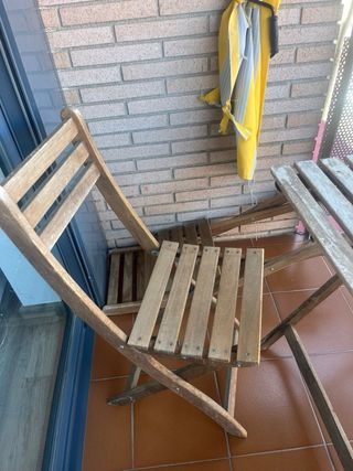 Mesa y 2 sillas de madera plegables