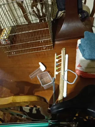 Jaula para pájaros plateada y marrón