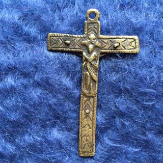 Crucifijo pectoral latón 1900