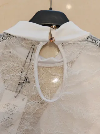 Blusa blanca con encaje