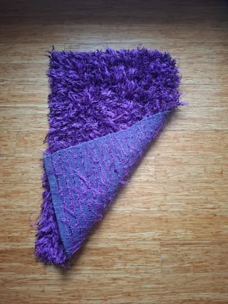 Alfombra morada para pie de cama