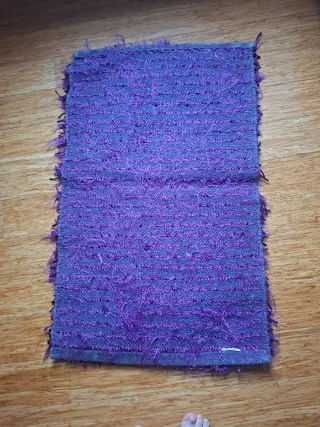 Alfombra morada para pie de cama