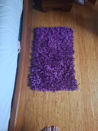 Alfombra morada para pie de cama