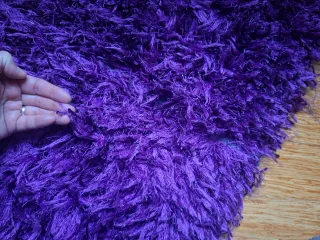 Alfombra morada para pie de cama
