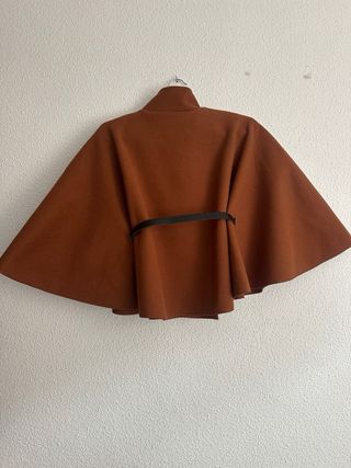 Abrigo capa corto marrón