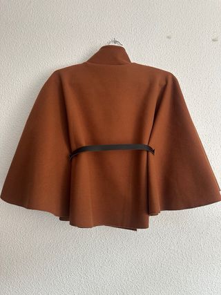 Abrigo capa corto marrón