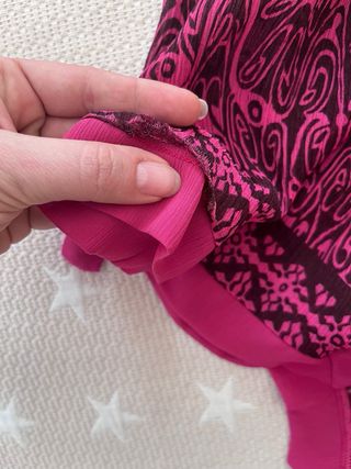 Camiseta asimétrica rosa y negra