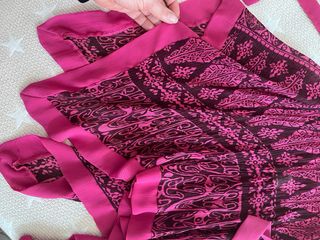 Camiseta asimétrica rosa y negra