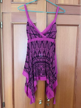 Camiseta asimétrica rosa y negra