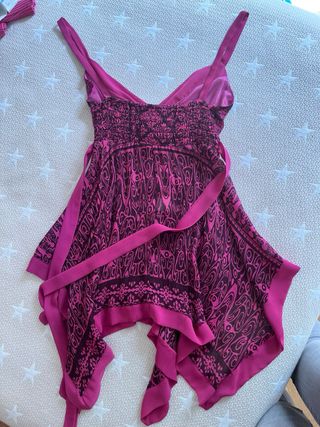 Camiseta asimétrica rosa y negra