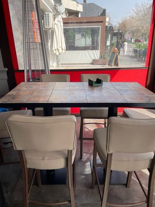 Sillas altas beige y marrón