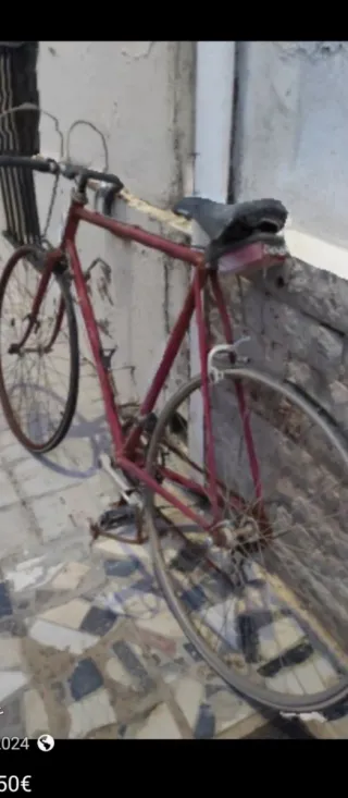 Bicicleta antigua de carretera para restaurar