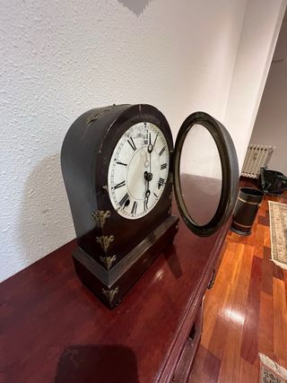 Reloj de mesa antiguo decorativo