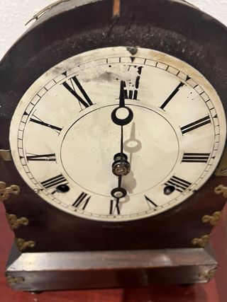 Reloj de mesa antiguo decorativo