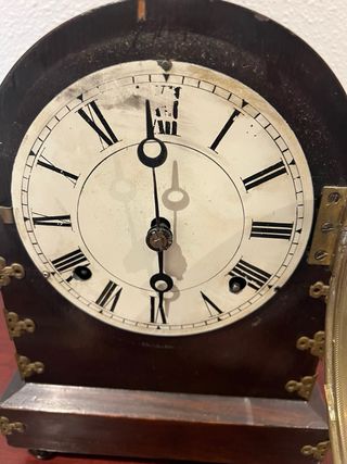 Reloj de mesa antiguo decorativo