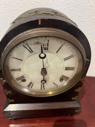 Reloj de mesa antiguo decorativo