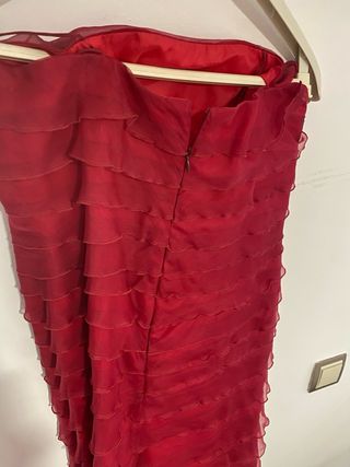 Vestido de fiesta color cereza con volantes