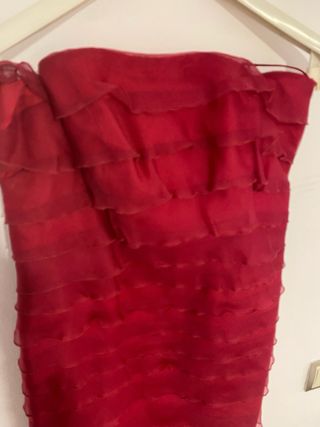 Vestido de fiesta color cereza con volantes