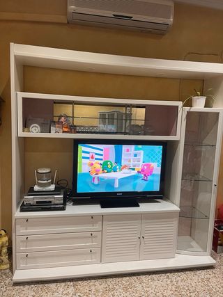 Mueble de salón blanco con círculo