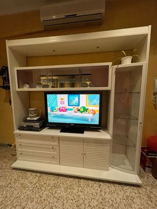 Mueble de salón blanco con círculo