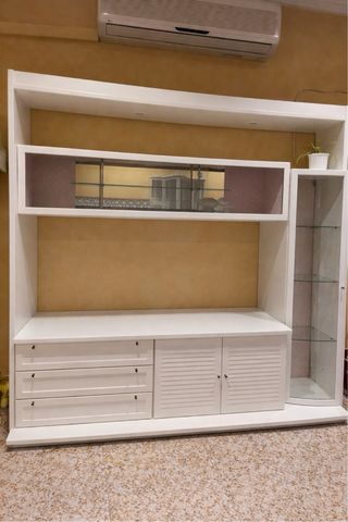 Mueble de salón blanco con círculo
