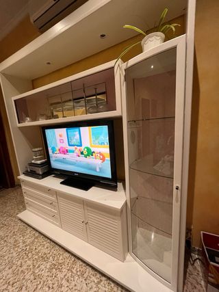 Mueble de salón blanco con círculo