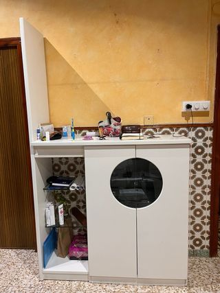 Mueble de salón blanco con círculo