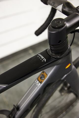 Orbea Orca Aero gris carbono electrónica