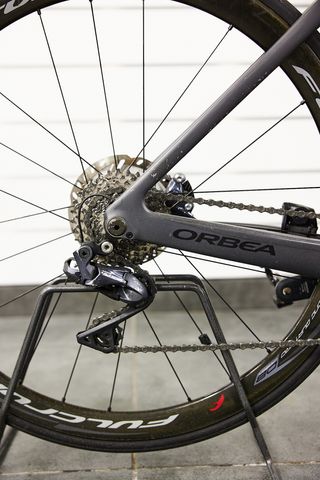 Orbea Orca Aero gris carbono electrónica